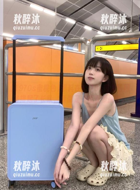 黑料在1970s蜜桃色网站排起了长队，我倒是方便慢慢品尝。